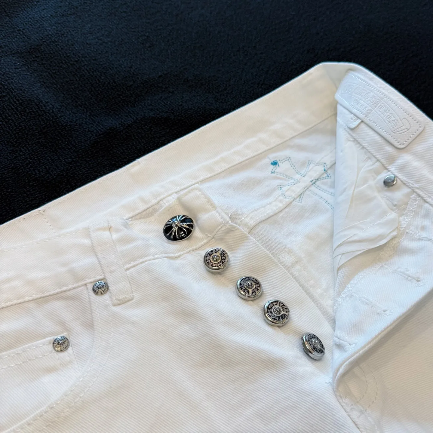 P230 Style number: D415 Chrome hearts CH grams new classic cross patch leather jeans Size: s-xl (28 30 32 34) Color: white pants green leather Size reference 28 pants length 100 waist circumference 72 30 pants length 101 waist circumference 76 32 pants length 103 waist circumference 80 34 pants length 104 waist circumference 84